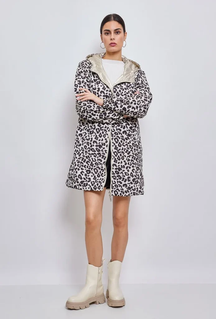 Parka de pluie léopard réversible, stylée et imperméable, idéale pour allier mode et fonctionnalité par tous les temps.