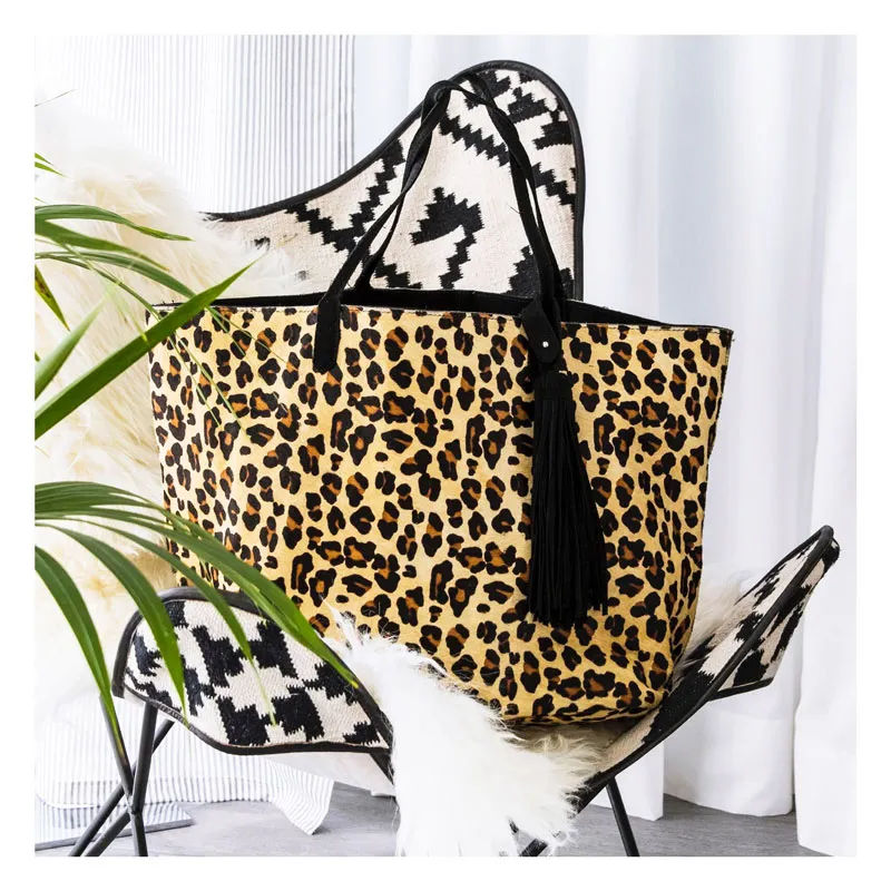 Sac cabas léopard tendance, spacieux et stylé, idéal pour un look audacieux et pratique au quotidien.
